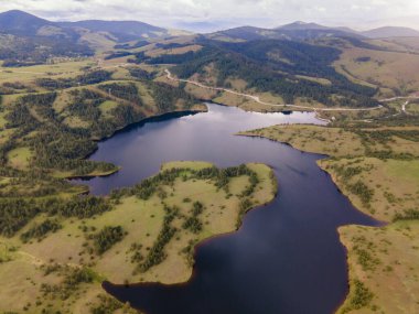 Nehir ve dağların panoramik drone fotoğrafı. Kentsel olmayan manzara