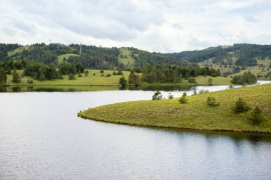 Nehir ve dağların fotoğrafı. Temiz hava ve temiz su ile güzel, huzurlu bir yer.