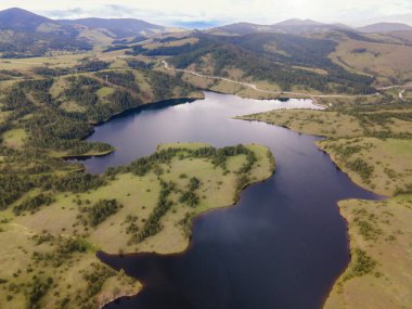 Nehrin ve dağların güzel havadan çekilmiş fotoğrafı. Kentsel olmayan manzara.