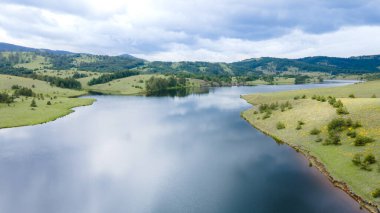 Temiz suyun ve dağların havadan görünüşü. Manzara fotoğrafı. Güzel doğa.