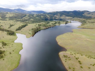 Temiz suyun ve dağların havadan görünüşü. Manzara fotoğrafı. Güzel doğa.