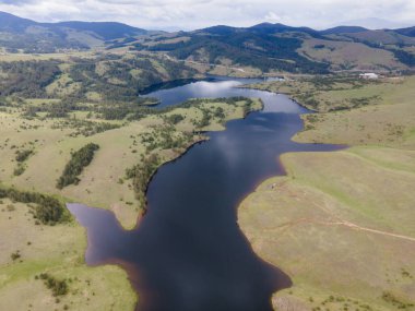 Temiz suyun ve dağların havadan görünüşü. Manzara fotoğrafı. Güzel doğa.