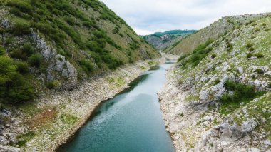 Temiz suyun ve dağların havadan görünüşü. Drone fotoğrafı. Güzel doğa.