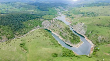 Temiz su ve çayır manzaralı. Drone fotoğrafı. Güzel doğa.