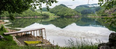 Güzel, huzurlu romantik bir yer. Dağlar ve tatlı su. Peyzaj fotoğrafı