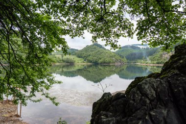 Güzel, huzurlu romantik bir yer. Dağlar ve tatlı su. Panoramik görünüm