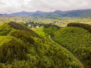 Doğada güzel, huzurlu bir yer. Dağların tepesinde bulutlar. Peyzaj fotoğrafı