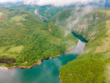 Doğada temiz hava ve temiz su ile güzel, huzurlu bir yer. Drone fotoğrafçılığı