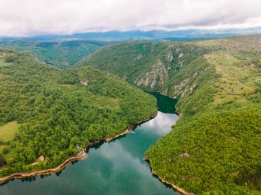 Doğada temiz hava ve temiz su ile güzel, huzurlu bir yer. Peyzaj fotoğrafı