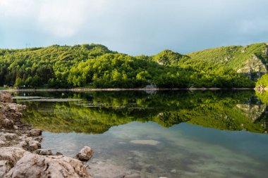 Doğada güzel, huzurlu bir yer. Dağlar, ağaçlar ve tatlı su.