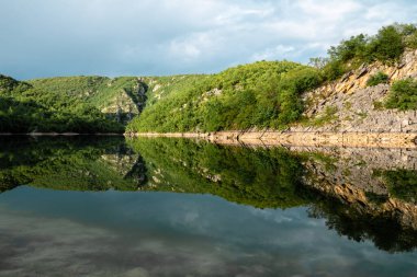 Doğada güzel, huzurlu bir yer. Dağlar, ağaçlar ve tatlı su.