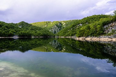 Dağlar ve tatlı su. Manzara fotoğrafı. Sakin sahne