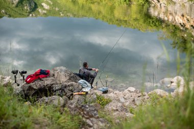 Suyun kenarındaki balıkçılar. Hafta sonu aktiviteleri. Peyzaj fotoğrafı