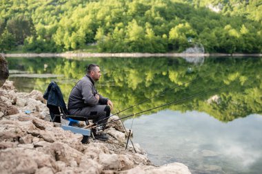 Balıkçılar olta tutuyor. Doğada yaz. Hafta sonu aktiviteleri