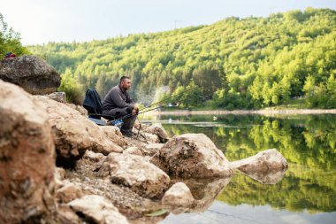Balıkçılar olta tutuyor. Doğada yaz. Hafta sonu aktiviteleri