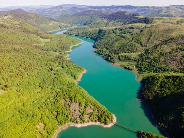 Yazın nehir ve dağların havadan görünüşü. Güzel doğa ana.