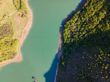 Dağda turkuaz suyu olan huzurlu bir yerin havadan çekilmiş fotoğrafı.