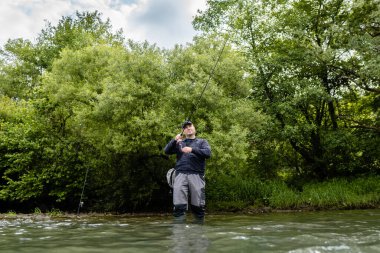 Erkekler nehir kenarında balık tutmayı sever. Hafta sonu etkinliği