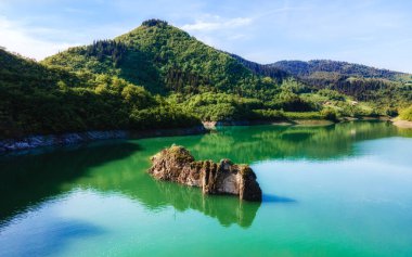 Göldeki yansımanın panoramik fotoğrafı. Yaz zamanı.
