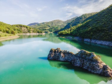 Sevgi ve dağların panoramik fotoğrafı. Temiz hava ve temiz su ile güzel, huzurlu bir yer.