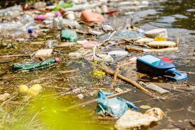 Nehir çeşitli çöp ve çöplerle kirlenmiş.
