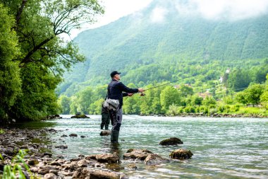 Doğadaki balıkçılar. Nehirde balık tutmak