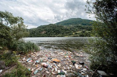 Dağdaki nehir çeşitli çöp ve çöplerle kirlenmiş.