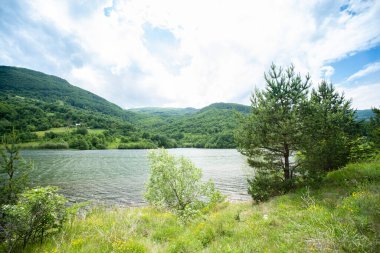 Nehir ve dağların fotoğrafı. Temiz hava ve temiz su ile güzel, huzurlu bir yer.