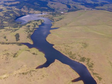 Nehrin panoramik drone fotoğrafı. Kentsel olmayan manzara
