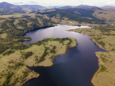 Nehrin ve dağların güzel havadan çekilmiş fotoğrafı. Kentsel olmayan bir yer. Yaz zamanı.