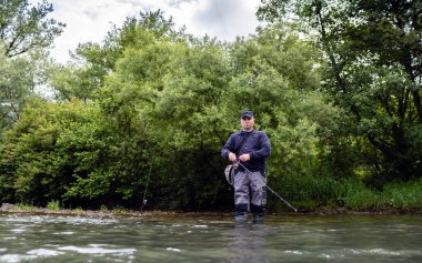 Erkekler nehir kenarında balık tutmayı sever. Hafta sonu etkinliği