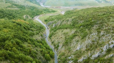 Temiz suyun ve dağların havadan görünüşü. Drone fotoğrafı. Güzel doğa.