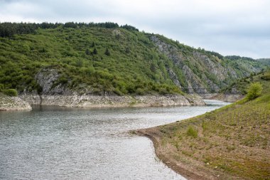 Temiz su ve bir dağ. Manzara fotoğrafı. Güzel doğa.