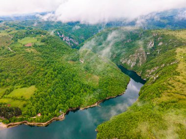 Doğada temiz hava ve temiz suyla güzel, huzurlu bir yer. Dağların üzerindeki bulutlar.