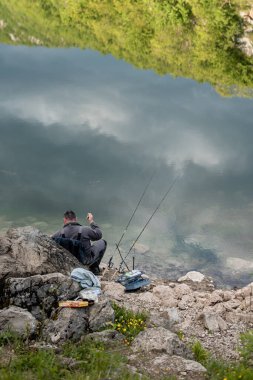 Dağlar ve tatlı su. Manzara fotoğrafı. Sakin sahne