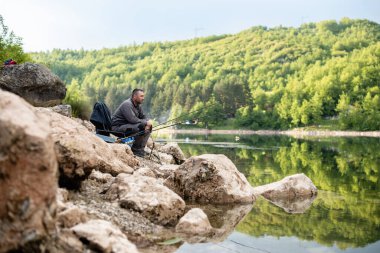 Balıkçılar olta tutuyor. Doğada yaz. Peyzaj fotoğrafı