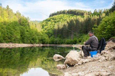 Güneş doğarken doğada açık havada balık tutmak. Yaz zamanı. Peyzaj fotoğrafı