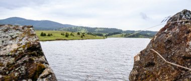 Nehir ve taş. Kentsel olmayan bir yer. Doğada yaz tatili