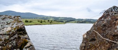 Nehir ve taş. Kentsel olmayan bir yer. Doğada yaz tatili