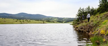Nehir ve dağların fotoğrafı. Temiz hava ve temiz su ile güzel, huzurlu bir yer.