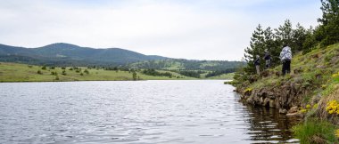 Nehir ve dağların fotoğrafı. Güzel doğada yaz tatili