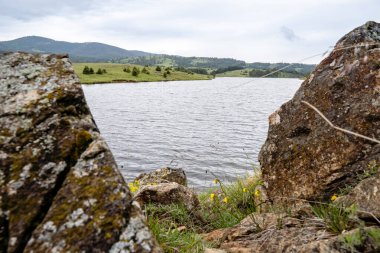 Nehir ve taş. Kentsel olmayan bir yer. Doğada yaz tatili