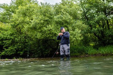 Erkekler nehir kenarında balık tutmayı sever. Hafta sonu etkinliği
