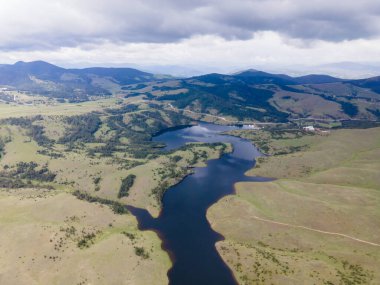 Temiz suyun ve dağların havadan görünüşü. Drone fotoğrafı. Güzel doğa.