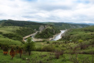 Güneşli bir günde bir nehrin ve dağların manzara fotoğrafı. Doğada Hafta Sonu