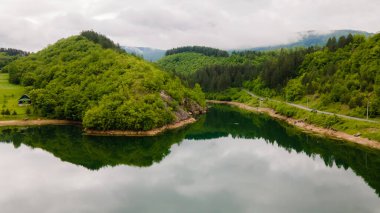 Doğada temiz hava ve temiz su ile güzel, huzurlu bir yer. Peyzaj fotoğrafı