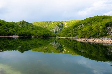 Doğada güzel, huzurlu bir yer. Dağlar, ağaçlar ve tatlı su.