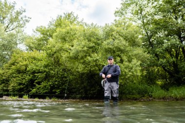 Erkekler nehir kenarında balık tutmayı sever. Hafta sonu etkinliği