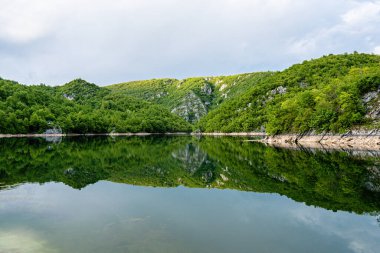 Doğada güzel, huzurlu bir yer. Dağlar, ağaçlar ve tatlı su.