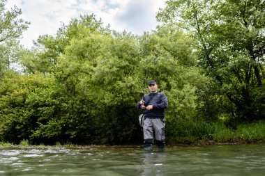 Erkekler nehir kenarında balık tutmayı sever. Doğadaki hobi